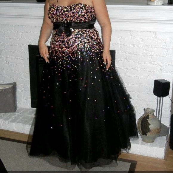 Tiffany Designs Dresses & Skirts - TIFFANY black confetti sequined grad prom dress satin corset back